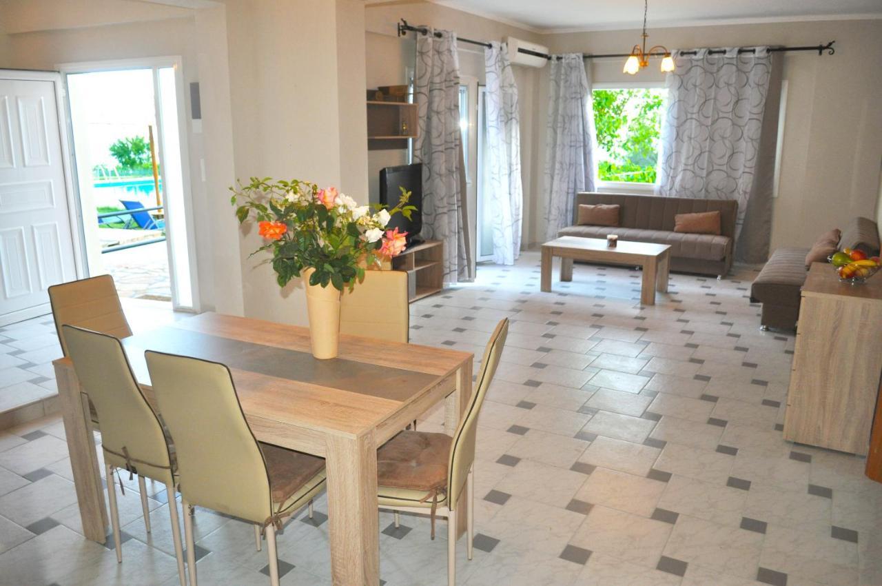 Large Apartment By The Pool - Pelekas Beach, Corfu Bagian luar foto